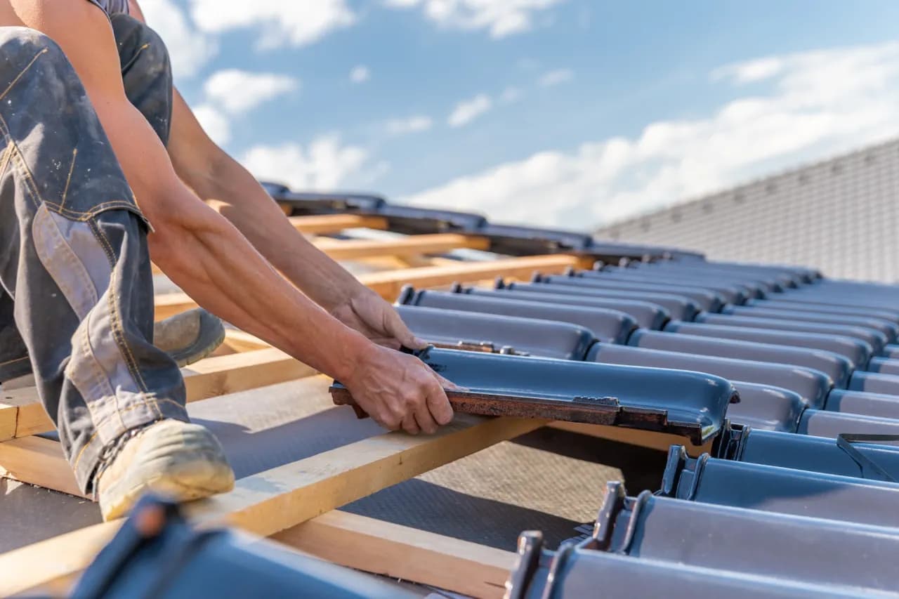 Jak układać dachówkę - uniknij najczęstszych błędów w instalacji Jak układać dachówkę - uniknij najczęstszych błędów w instalacji